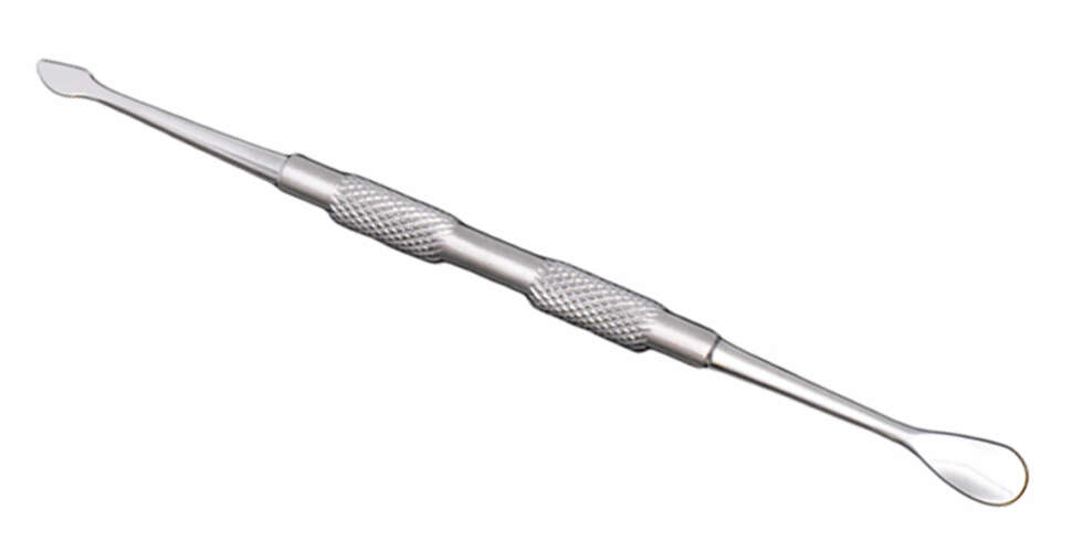CUTICLE PUSHER KNIFE: Dette er altså negledesignerens hemmelige våpen. Denne er fra Kiehl og koster kr 275. (Fra Neglakademiet.no) CUTICLE PUSHER KNIFE: Dette er altså negledesignerens hemmelige våpen. Denne er fra Kiehl og koster kr 275. (Fra Neglakademiet.no)