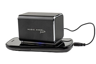GUMMIFØTTER: Music Angel Friendz har fire silikonputer på undersiden slik at du ikke riper opp mobilen om du setter høyttaleren på skjermen. GUMMIFØTTER: Music Angel Friendz har fire silikonputer på undersiden slik at du ikke riper opp mobilen om du setter høyttaleren på skjermen.