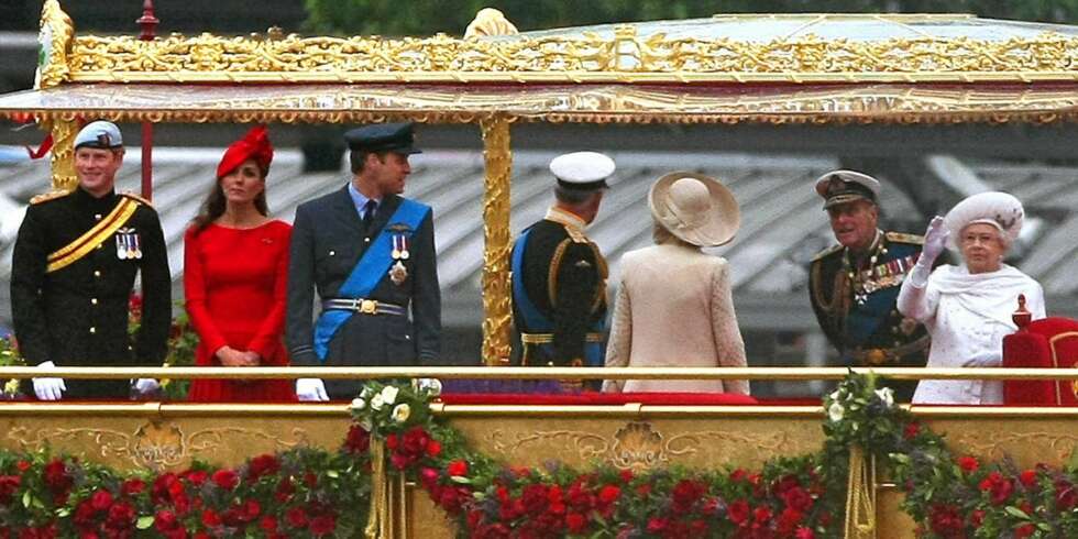 RØDT KORT: Den britiske kongefamilien: Prins Harry, hertuginne Kate, prins William, kronprins Charles og hans Camilla med ryggen til, prins Philip og dronning Elizabeth II. Det var ikke vanskelig å skille seg ut i den flokken. RØDT KORT: Den britiske kongefamilien: Prins Harry, hertuginne Kate, prins William, kronprins Charles og hans Camilla med ryggen til, prins Philip og dronning Elizabeth II. Det var ikke vanskelig å skille seg ut i den flokken.