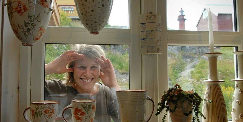 KUNST: Etter at fiskemottaket forsvant, er keramikk blitt Onas største eksportartikkel. Her er det brukskunsten til Anne Marit Steinshamn som stilles ut. FOTO: Sidsel Jørgensen KUNST: Etter at fiskemottaket forsvant, er keramikk blitt Onas største eksportartikkel. Her er det brukskunsten til Anne Marit Steinshamn som stilles ut. FOTO: Sidsel Jørgensen