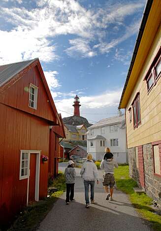 FARGER: Den fargerike husklyngen under fyret huset en gang 300 innbyggere, og øygruppen hadde egen skomaker og tre butikker. I dag er det et trettitall fastboende tilbake. FOTO: Sidsel Jørgensen FARGER: Den fargerike husklyngen under fyret huset en gang 300 innbyggere, og øygruppen hadde egen skomaker og tre butikker. I dag er det et trettitall fastboende tilbake. FOTO: Sidsel Jørgensen