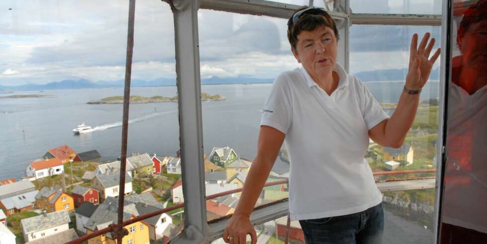 GUIDE: Gerd Husøy er vår gode guide på den sagnomsuste øya i havgapet utenfor Molde, og som fastboende har hun stor kunnskap om øygruppens historie. FOTO: Sidsel Jørgensen GUIDE: Gerd Husøy er vår gode guide på den sagnomsuste øya i havgapet utenfor Molde, og som fastboende har hun stor kunnskap om øygruppens historie. FOTO: Sidsel Jørgensen