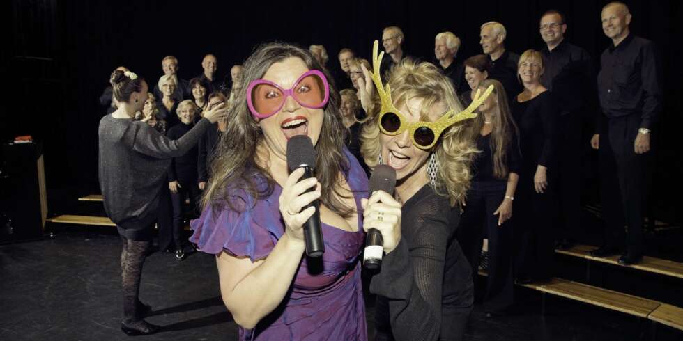 Jenny Jenssen og Merete Norheim Myrdal lover fullt trøkk under korkonserten i Sandvika Teater i Bærum. Jenny Jenssen og Merete Norheim Myrdal lover fullt trøkk under korkonserten i Sandvika Teater i Bærum.