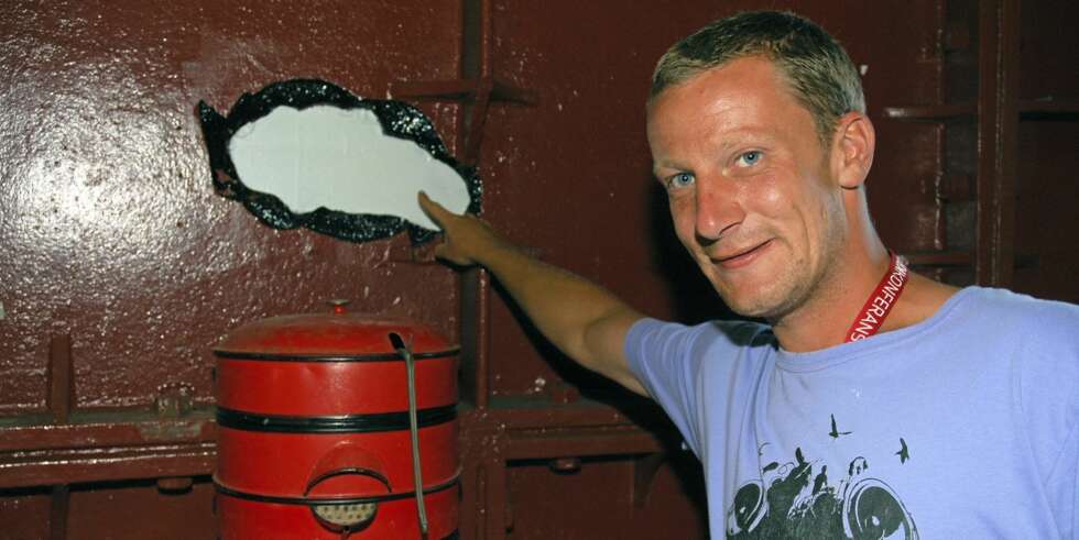 SKUDD: Det var dramatikk her ute da det ble skutt mot Torungen, men heldigvis ble ingen mennesker truffet og tårnet fikk skader som enkelt lot seg reparere, forteller fyrpoeten. FOTO. Arne Otto Iversen SKUDD: Det var dramatikk her ute da det ble skutt mot Torungen, men heldigvis ble ingen mennesker truffet og tårnet fikk skader som enkelt lot seg reparere, forteller fyrpoeten. FOTO. Arne Otto Iversen
