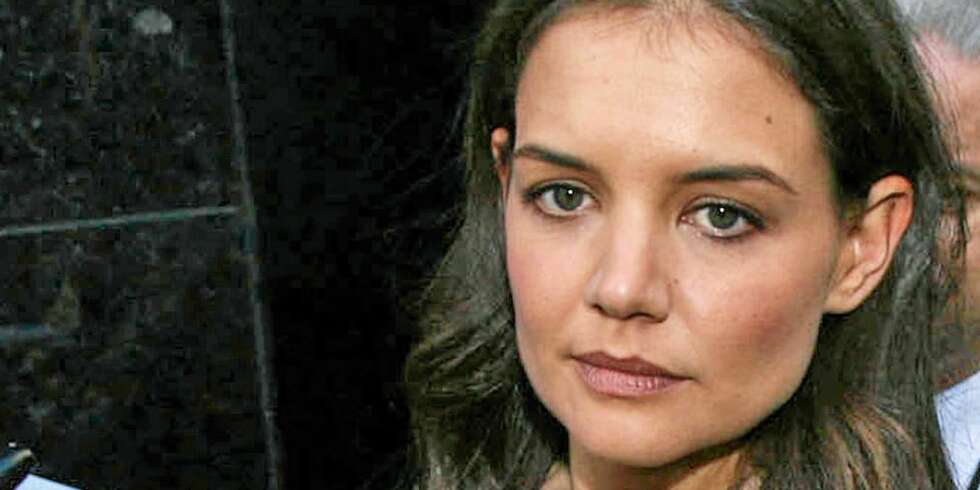 Nedbrutt: Ifølge en kilde føler Katie Holmes seg neglisjert og deprimert fordi livet hennes med Tom Cruise ikke er slik hun forestilte seg at det kom til å bli. Nedbrutt: Ifølge en kilde føler Katie Holmes seg neglisjert og deprimert fordi livet hennes med Tom Cruise ikke er slik hun forestilte seg at det kom til å bli.