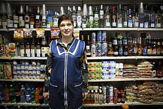 Ingen hemmelighet at sprit er latterlig billig i Russland. I en butikk i Susuman, forteller damen bak disken at «det selges mer vodka om vinteren enn om sommeren, folk må jo ha noe å varme seg på». Ingen hemmelighet at sprit er latterlig billig i Russland. I en butikk i Susuman, forteller damen bak disken at «det selges mer vodka om vinteren enn om sommeren, folk må jo ha noe å varme seg på».