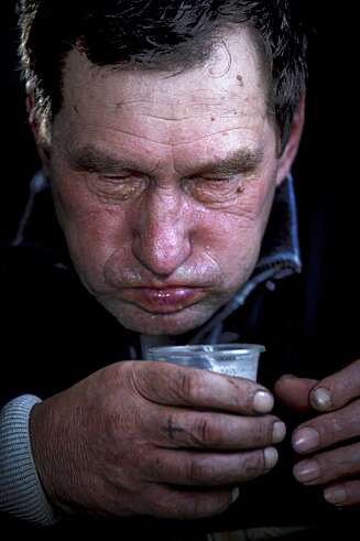 Jo da, det er mye vodka i denne delen av verden, men menneskene i Yakutia (et stort område, som også inkluderer deler av Øst-Sibir), har lært seg å tåle sprit, slik ingen andre gjør. De blir fulle, ja, men de blir aldri aggressive så de slåss aldri. Jo da, det er mye vodka i denne delen av verden, men menneskene i Yakutia (et stort område, som også inkluderer deler av Øst-Sibir), har lært seg å tåle sprit, slik ingen andre gjør. De blir fulle, ja, men de blir aldri aggressive så de slåss aldri.