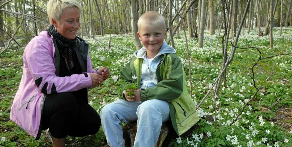 BEBOER: Ruth Ellegård er en av de yngre beboerne på øya, som med smått og stort har 71 fastboende innbyggere. Sommerstid strømmer feriegjestene inn og folketallet mangedobles. FOTO: Arne Otto Iversen BEBOER: Ruth Ellegård er en av de yngre beboerne på øya, som med smått og stort har 71 fastboende innbyggere. Sommerstid strømmer feriegjestene inn og folketallet mangedobles. FOTO: Arne Otto Iversen