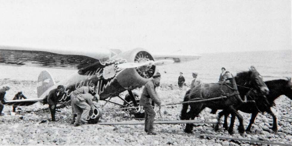 PIONER: Det var på 1930-tallet at Jimmie Matteren nødlandet på yttersiden av Jomfruland. Etter et ublidt møte med rullesteinene, ble maskinen trukket løs og flypioneren kunne fortsette sitt rekordforsøk kloden rundt. FOTO: Ukjent PIONER: Det var på 1930-tallet at Jimmie Matteren nødlandet på yttersiden av Jomfruland. Etter et ublidt møte med rullesteinene, ble maskinen trukket løs og flypioneren kunne fortsette sitt rekordforsøk kloden rundt. FOTO: Ukjent