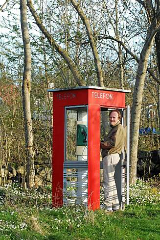 VERNA: Den røde telefonkiosken på Jomfruland har fortsatt summetone og er erklært ver neverdig. FOTO: Arne Otto Iversen VERNA: Den røde telefonkiosken på Jomfruland har fortsatt summetone og er erklært ver neverdig. FOTO: Arne Otto Iversen