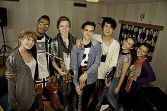 MED BANDET: Mathias bruker mye tid med bandet sitt Killer Clowns. F.v.: Marte Haugen, Ahadu Zelleke, Mathias, Marcus Calvert, Anders Hjelseth, Camilla Ek og Sarah Calvert. MED BANDET: Mathias bruker mye tid med bandet sitt Killer Clowns. F.v.: Marte Haugen, Ahadu Zelleke, Mathias, Marcus Calvert, Anders Hjelseth, Camilla Ek og Sarah Calvert.