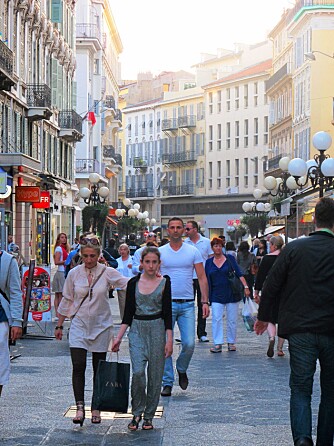 POPULÆR GATE: I gågaten Rue Massena, som går over i Rue France, er det alltid et yrende folkeliv. POPULÆR GATE: I gågaten Rue Massena, som går over i Rue France, er det alltid et yrende folkeliv.