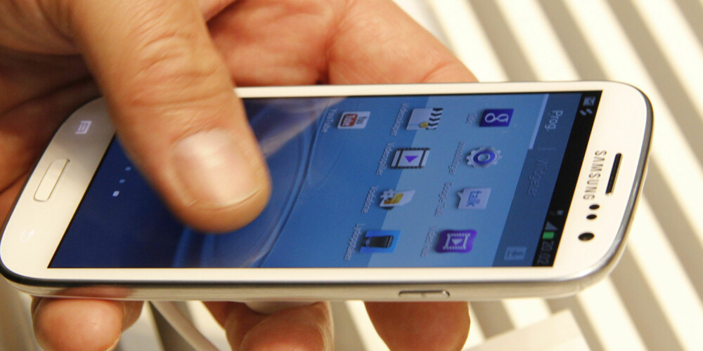 TO FARGER: Samsung Galaxy SIII kommer i en hvit og en blå fargeversjon. TO FARGER: Samsung Galaxy SIII kommer i en hvit og en blå fargeversjon.