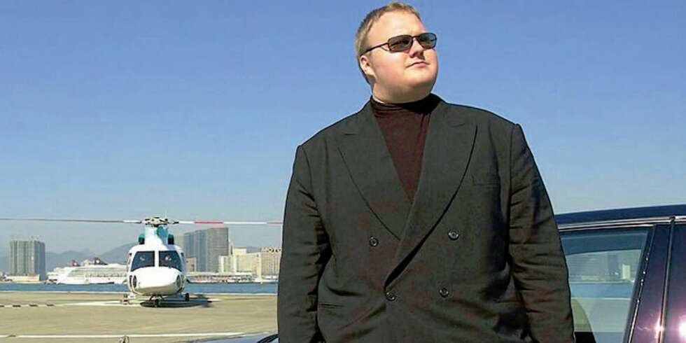 Kim DotCom er en mann i farten. Derfor trenger han både bil og helikopter. Dette bildet er tatt i Hong Kong i 1999. Kim DotCom er en mann i farten. Derfor trenger han både bil og helikopter. Dette bildet er tatt i Hong Kong i 1999.