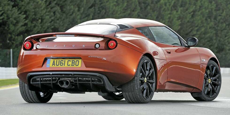 FØRSTE SIDEN ELISE: Evora ¿ navnet er utledet av ordene ""evolution"", ""vogue"" og ""aura"" ¿ er Lotus' første genuint nye modell siden Elise kom i 1995. FOTO: Max Earey FØRSTE SIDEN ELISE: Evora ¿ navnet er utledet av ordene ""evolution"", ""vogue"" og ""aura"" ¿ er Lotus' første genuint nye modell siden Elise kom i 1995. FOTO: Max Earey