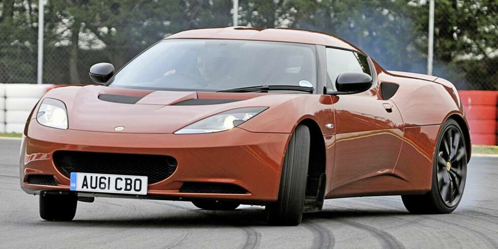 FERRARI: Lotus Evora S IPS føles som en liten Ferrari. FOTO: Max Earey FERRARI: Lotus Evora S IPS føles som en liten Ferrari. FOTO: Max Earey