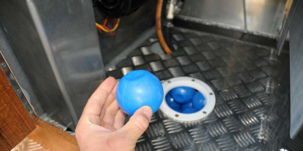 PLASTBALL: Skroget ble fylt med plastballer, slike baller man finner i lekerom for de små på eksempelvis McDonalds og Ikea. Dette skulle vise seg å være en god idé, da skroglyden gikk dramatisk ned. FOTO: Staffan Westerling PLASTBALL: Skroget ble fylt med plastballer, slike baller man finner i lekerom for de små på eksempelvis McDonalds og Ikea. Dette skulle vise seg å være en god idé, da skroglyden gikk dramatisk ned. FOTO: Staffan Westerling