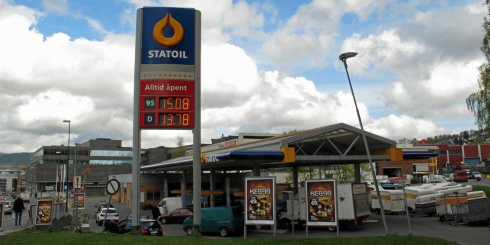 DIESEL BILLIGST: Diesel koster ikke bare mindre enn bensin - dieselbilen er også rimeligere å eie enn bensinbilen. Foto: Geir Svardal DIESEL BILLIGST: Diesel koster ikke bare mindre enn bensin - dieselbilen er også rimeligere å eie enn bensinbilen. Foto: Geir Svardal
