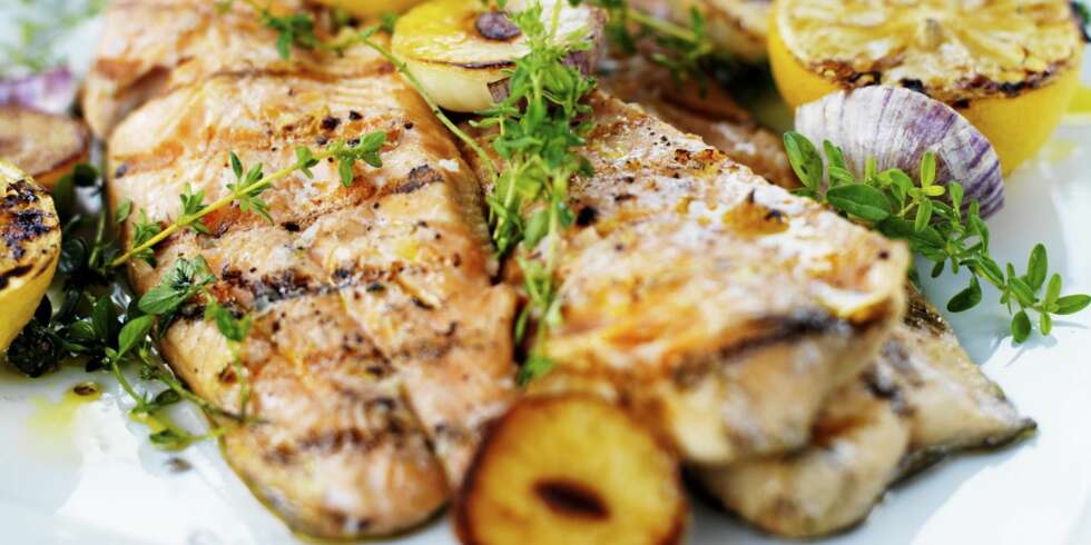 TIPS: Fiskens tykkelse og avstanden til kullet avgjør hvor lenge den skal ligge på grillen. Når de minste stykkene er ferdige til servering, kan du pakke de største inn i folie og la dem ettersteke ved siden av grillen. (Foto: Linnea Press) TIPS: Fiskens tykkelse og avstanden til kullet avgjør hvor lenge den skal ligge på grillen. Når de minste stykkene er ferdige til servering, kan du pakke de største inn i folie og la dem ettersteke ved siden av grillen. (Foto: Linnea Press)