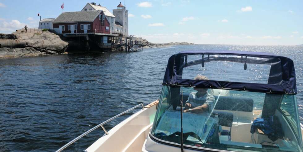 BEDAGELIG: Vi cruiser gjennom skjærgården i bedagelig tempo en solrik sommerdag, og opplever reisen gjennom det mangfoldige landskap som svært trivelig. Hadde vi gjennomført båtturen en stormfull vinterdag, ville vi nok hatt et annet syn på saken. FOTO: Arne Otto Iversen BEDAGELIG: Vi cruiser gjennom skjærgården i bedagelig tempo en solrik sommerdag, og opplever reisen gjennom det mangfoldige landskap som svært trivelig. Hadde vi gjennomført båtturen en stormfull vinterdag, ville vi nok hatt et annet syn på saken. FOTO: Arne Otto Iversen