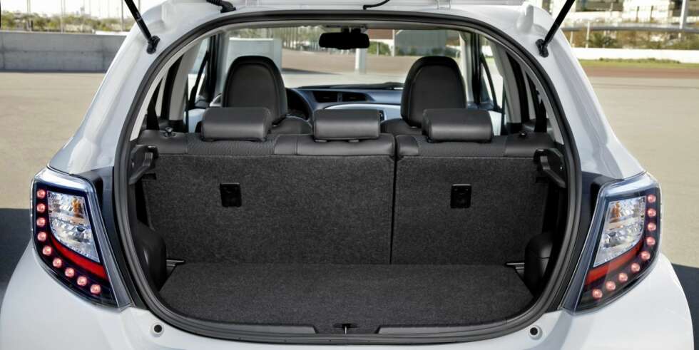 SAMME PLASS: Hybrid-modellen har like mye plass innvendig til passasjerer og bagasje som en vanlig Yaris, ifølge Toyota. FOTO: Toyota SAMME PLASS: Hybrid-modellen har like mye plass innvendig til passasjerer og bagasje som en vanlig Yaris, ifølge Toyota. FOTO: Toyota