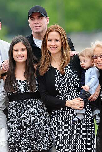 FAMILY GUY: Kelly Preston og John Travolta sammen med barna Benjamin Hunter Kaleo (halvannet år) og datteren Ella Bleu (12). FAMILY GUY: Kelly Preston og John Travolta sammen med barna Benjamin Hunter Kaleo (halvannet år) og datteren Ella Bleu (12).