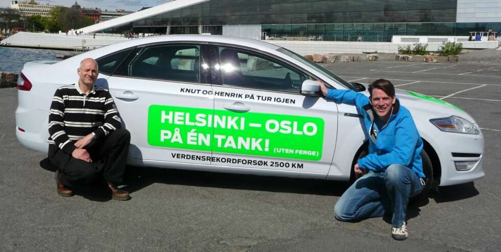 REKORDBIL: Med denne Ford Mondeoen kjørte Withil og Borchgrevink fra Helsinki til Oslo med et gjennomsnittsforbruk på under 0,28 l/mil. Hekken er merket ""SLOW"", for de kjørte ikke fort. FOTO: Ford REKORDBIL: Med denne Ford Mondeoen kjørte Withil og Borchgrevink fra Helsinki til Oslo med et gjennomsnittsforbruk på under 0,28 l/mil. Hekken er merket ""SLOW"", for de kjørte ikke fort. FOTO: Ford