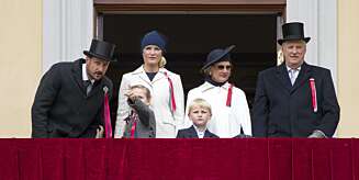 HOLDT UT: Feiringen av 17. mai med kongefamilie og kronprinsfamilie. Kronprins Haakon, kronprinsesse Mette-Marit, dronning Sonja og kong Harald, sammen med prinsesse Ingrid Alexandra og prins Sverre Magnus på Slottsbalkongen. HOLDT UT: Feiringen av 17. mai med kongefamilie og kronprinsfamilie. Kronprins Haakon, kronprinsesse Mette-Marit, dronning Sonja og kong Harald, sammen med prinsesse Ingrid Alexandra og prins Sverre Magnus på Slottsbalkongen.
