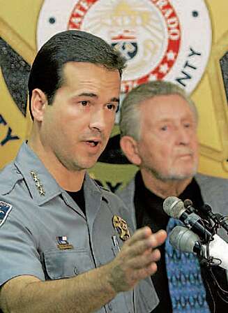 Sommeren 2006 holdt sheriff Terry Maketa i El Paso County en pressekonferanse om at Robert Browne kunne knyttes til langt flere mord enn det bestialske drapet på unge Heather Church. I bakgrunnen en fornøyd Charles Hess. Sommeren 2006 holdt sheriff Terry Maketa i El Paso County en pressekonferanse om at Robert Browne kunne knyttes til langt flere mord enn det bestialske drapet på unge Heather Church. I bakgrunnen en fornøyd Charles Hess.