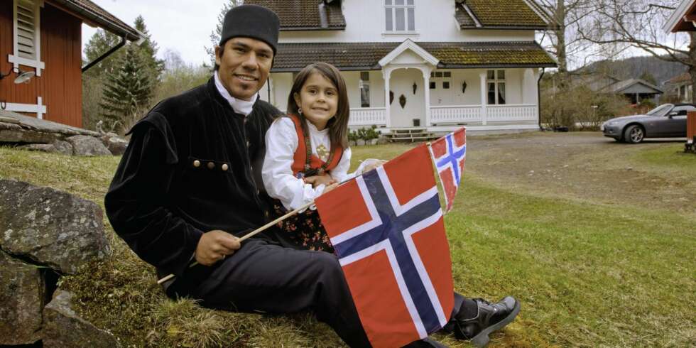LITT TRIST: Vegard Olsen får ikke bruke bergmannsdrakta fra Kongsberg på 17. mai. Han går endatil glipp av datteren Carmen Sofies aller første barnetog. Sammen med Her og Nå tyvstartet de på feiringen. LITT TRIST: Vegard Olsen får ikke bruke bergmannsdrakta fra Kongsberg på 17. mai. Han går endatil glipp av datteren Carmen Sofies aller første barnetog. Sammen med Her og Nå tyvstartet de på feiringen.