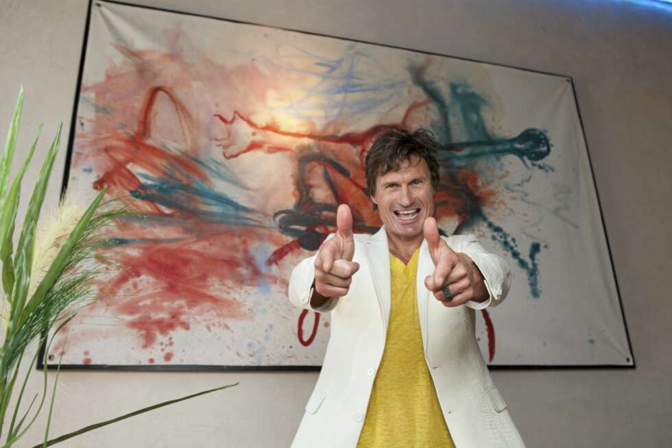 IVRIG KUNSTSAMLER: Petter Stordalen fyller hotellene sine med dyr kunst. Her poserer han foran et bilde av Bjarne Melgaard på sitt nye hotell i Østbanehallen. IVRIG KUNSTSAMLER: Petter Stordalen fyller hotellene sine med dyr kunst. Her poserer han foran et bilde av Bjarne Melgaard på sitt nye hotell i Østbanehallen.