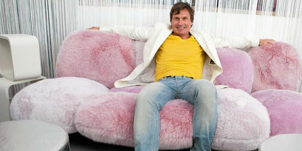 HÅRETE: - Denne sofaen er helt vill. Skikkelig homo! Hårete er den også, ler Petter Stordalen i den myke sofaen på Comfort Hotel Grand Central i Oslo. HÅRETE: - Denne sofaen er helt vill. Skikkelig homo! Hårete er den også, ler Petter Stordalen i den myke sofaen på Comfort Hotel Grand Central i Oslo.