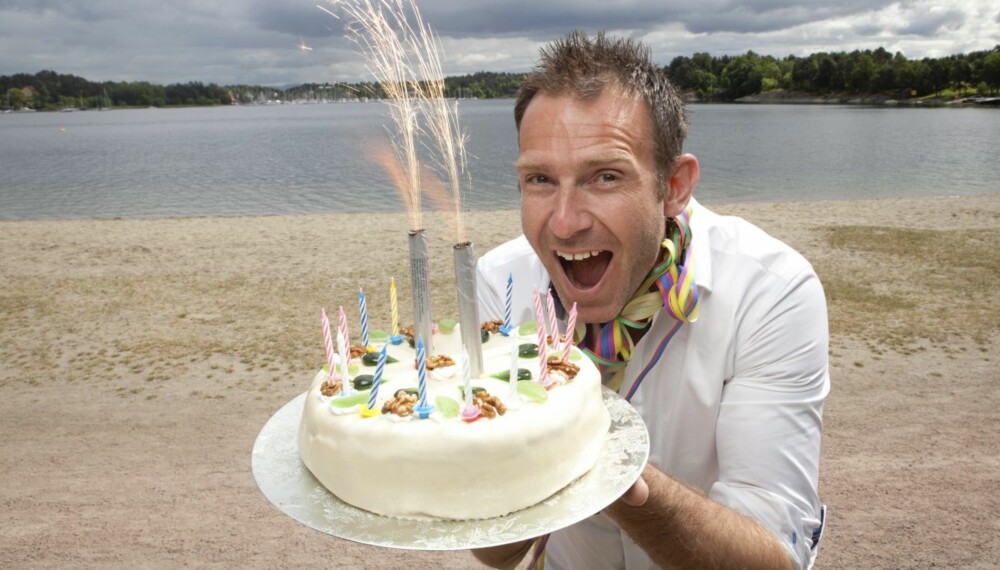 TAR KAKA: Carsten Skjelbreid fyller 40 år denne uka. Han er glad i søtsaker, og synes bursdagskake er helt topp. TAR KAKA: Carsten Skjelbreid fyller 40 år denne uka. Han er glad i søtsaker, og synes bursdagskake er helt topp.