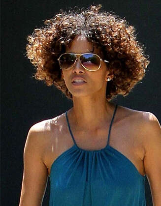 KRØLLTOPP: Halle Berry omfavner sine naturlige krøller - men klipper dem i skulderlengde. KRØLLTOPP: Halle Berry omfavner sine naturlige krøller - men klipper dem i skulderlengde.