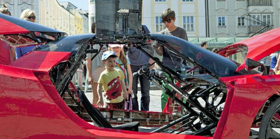 HVAFFORNO? Skuelystne studerer det selsomme interiøret på denne menneskelige muskelbilen. Foto: Ion Camborrado HVAFFORNO? Skuelystne studerer det selsomme interiøret på denne menneskelige muskelbilen. Foto: Ion Camborrado