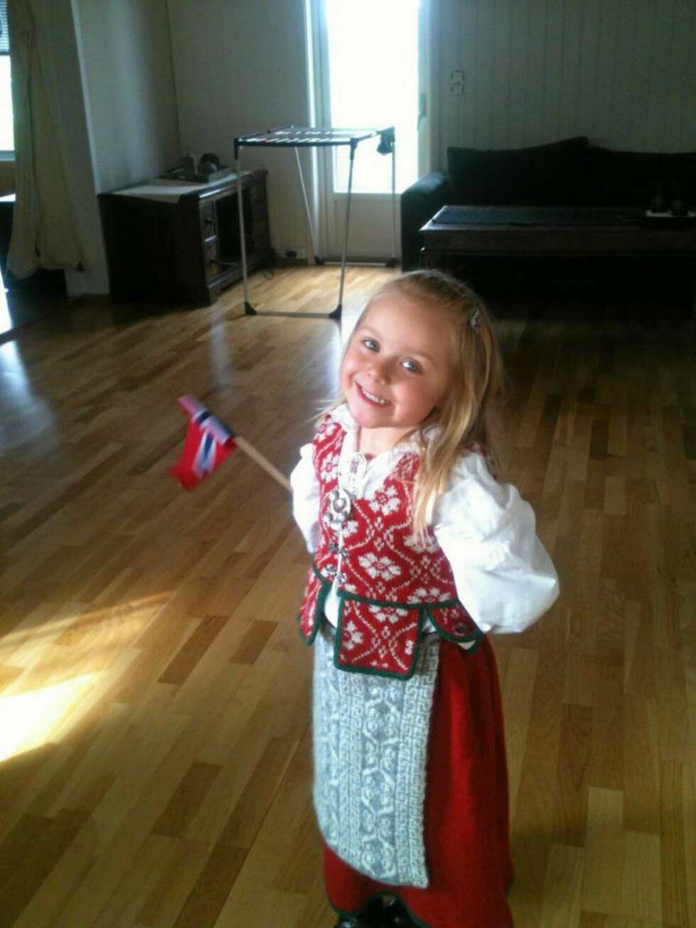 TRØNDERBUNAD: Her er Kira Aleksandra snart klar for å gå ut i 17. mai-toget, og trønderbunaden er selvfølgelig på! TRØNDERBUNAD: Her er Kira Aleksandra snart klar for å gå ut i 17. mai-toget, og trønderbunaden er selvfølgelig på!