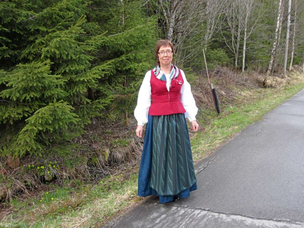 SØR-ØSTERDALSBUNAD: Elin E. Holmseth ikledd sin fine bunad fra Sør-Østerdalen. Bildet er tatt i Trysil på 17. mai i går. SØR-ØSTERDALSBUNAD: Elin E. Holmseth ikledd sin fine bunad fra Sør-Østerdalen. Bildet er tatt i Trysil på 17. mai i går.