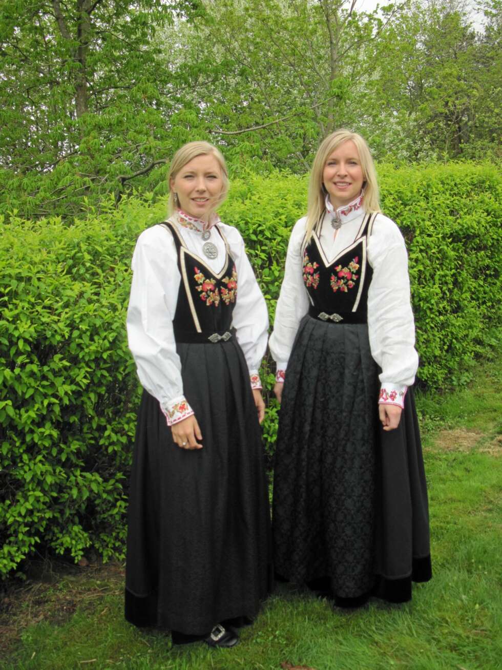 BUNADSFINE JENTER: Med smekkebunad fra Vest-Telemark lyste Kristiane og Henriette Weisteen fra Hønefoss opp 17. mai-feiringen i går. BUNADSFINE JENTER: Med smekkebunad fra Vest-Telemark lyste Kristiane og Henriette Weisteen fra Hønefoss opp 17. mai-feiringen i går.