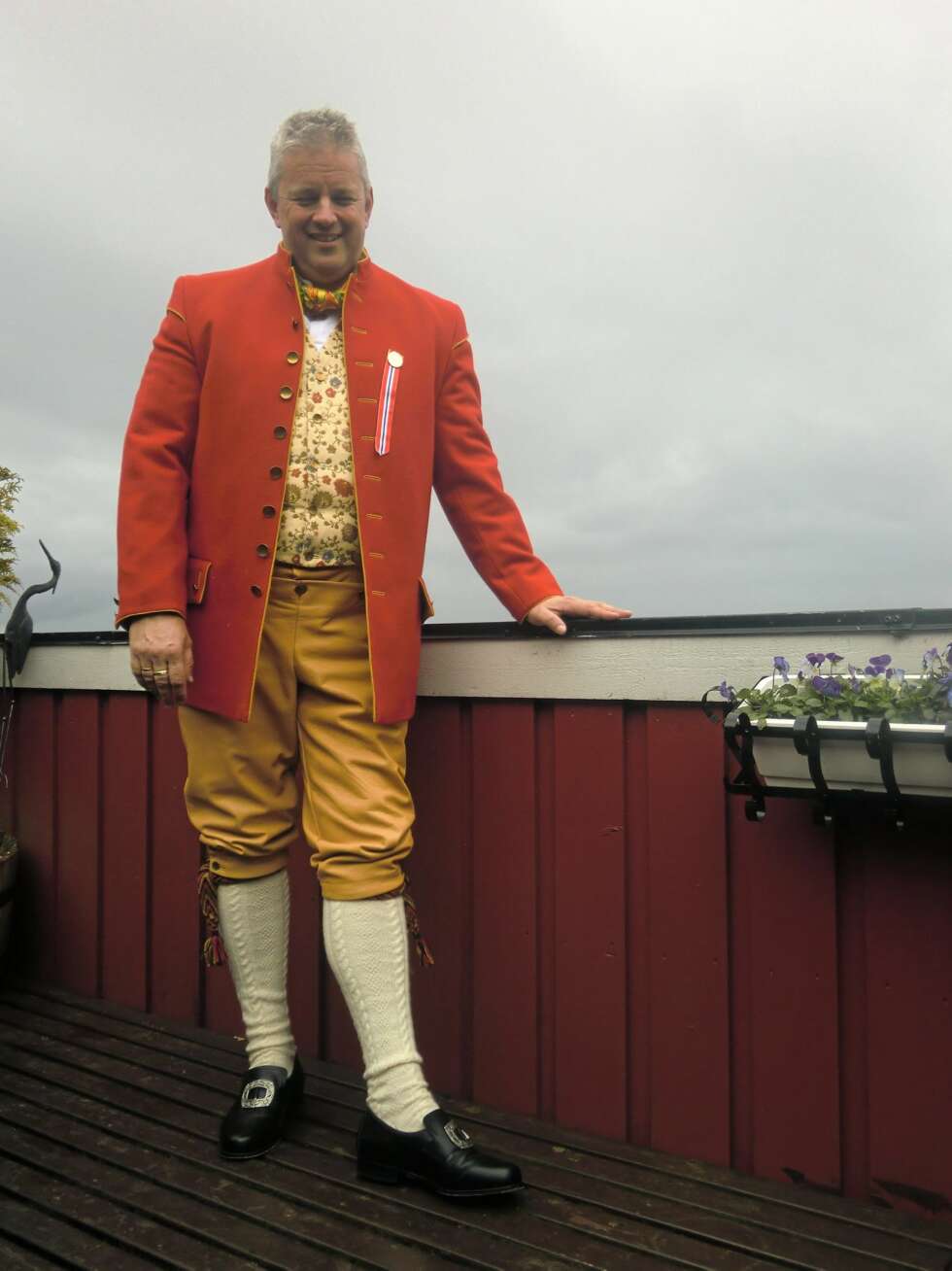 BUNAD: Hipp hurra for 17. mai i Embetsmannsdrakt fra Romsdalen. Her ser vi Bjørn Even Hansen i finstasten på verandaen sin i Molde. BUNAD: Hipp hurra for 17. mai i Embetsmannsdrakt fra Romsdalen. Her ser vi Bjørn Even Hansen i finstasten på verandaen sin i Molde.