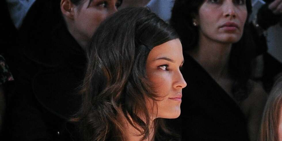 FALKØYE: Hanneli Mustaparta er der det skjer når det skjer. Her følger hun nøye med på hva som rører seg på catwalken under Valentino-showet i Paris. FALKØYE: Hanneli Mustaparta er der det skjer når det skjer. Her følger hun nøye med på hva som rører seg på catwalken under Valentino-showet i Paris.
