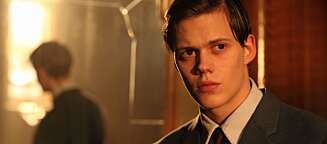 Bill Skarsgård spiller en hovedrollene i «Simon og eiketrærne». Bill Skarsgård spiller en hovedrollene i «Simon og eiketrærne».