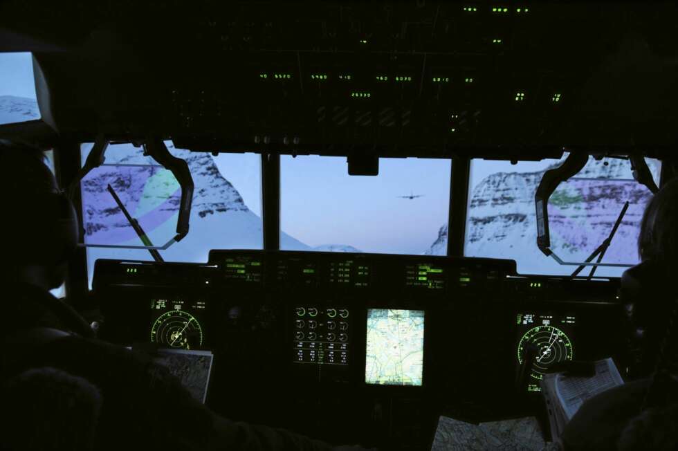 Vanligvis gjennomføres lavflygingen med visuell kontakt som her. I tillegg har flyene gode kollisjonsvarslingssystemer Vanligvis gjennomføres lavflygingen med visuell kontakt som her. I tillegg har flyene gode kollisjonsvarslingssystemer