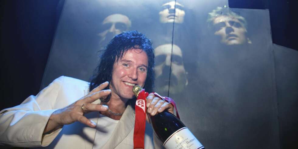 IMPONERER: Åge Sten "Glam" Nilsen har hatt enorm suksess med showet "The Show Must Go On". Her fra en forestilling på Oseberg kulturhus i Tønsberg i 2008. IMPONERER: Åge Sten "Glam" Nilsen har hatt enorm suksess med showet "The Show Must Go On". Her fra en forestilling på Oseberg kulturhus i Tønsberg i 2008.