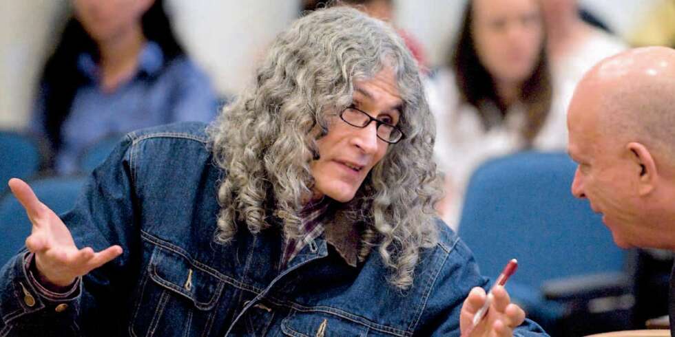 Rodney Alcala var sin egen forsvarsadvokat under rettssaken i 2010. I sluttprosedyren spilte han en Arlo Guthrielåt for juryen. Rodney Alcala var sin egen forsvarsadvokat under rettssaken i 2010. I sluttprosedyren spilte han en Arlo Guthrielåt for juryen.