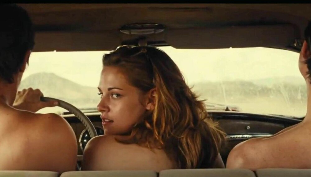 REISER PÅ EGEN HÅND: Marylou (Kristen Stewart) bedriver forefallende håndarbeid med Garrett Hedlund (Dean) og Sam Riley (Sal). REISER PÅ EGEN HÅND: Marylou (Kristen Stewart) bedriver forefallende håndarbeid med Garrett Hedlund (Dean) og Sam Riley (Sal).