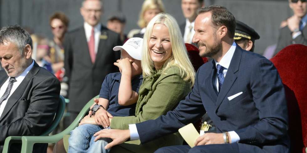 SKYGGELUE: Kronprinsparet og prins Sverre Magnus ble møtt av et Geiranger i strålende sol. Heldigvis hadde vesleprinsen skyggeluen med seg. SKYGGELUE: Kronprinsparet og prins Sverre Magnus ble møtt av et Geiranger i strålende sol. Heldigvis hadde vesleprinsen skyggeluen med seg.