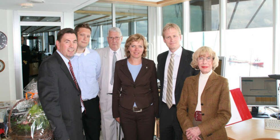 GJESTER (fra venstre): Ånund Haktorson, direktør i Telenor Maritim Radio; Håvard Danielsen, påtroppende bestyrer; Arnfinn Hammerstad, bestyrer Tjøme Radio; Kirsti Slotsvik, direktør Kystverket; Borgar Hestad, styreleder i Telenor Maritim Radio; og Mona Røkke, fylkesmann i Vestfold. GJESTER (fra venstre): Ånund Haktorson, direktør i Telenor Maritim Radio; Håvard Danielsen, påtroppende bestyrer; Arnfinn Hammerstad, bestyrer Tjøme Radio; Kirsti Slotsvik, direktør Kystverket; Borgar Hestad, styreleder i Telenor Maritim Radio; og Mona Røkke, fylkesmann i Vestfold.