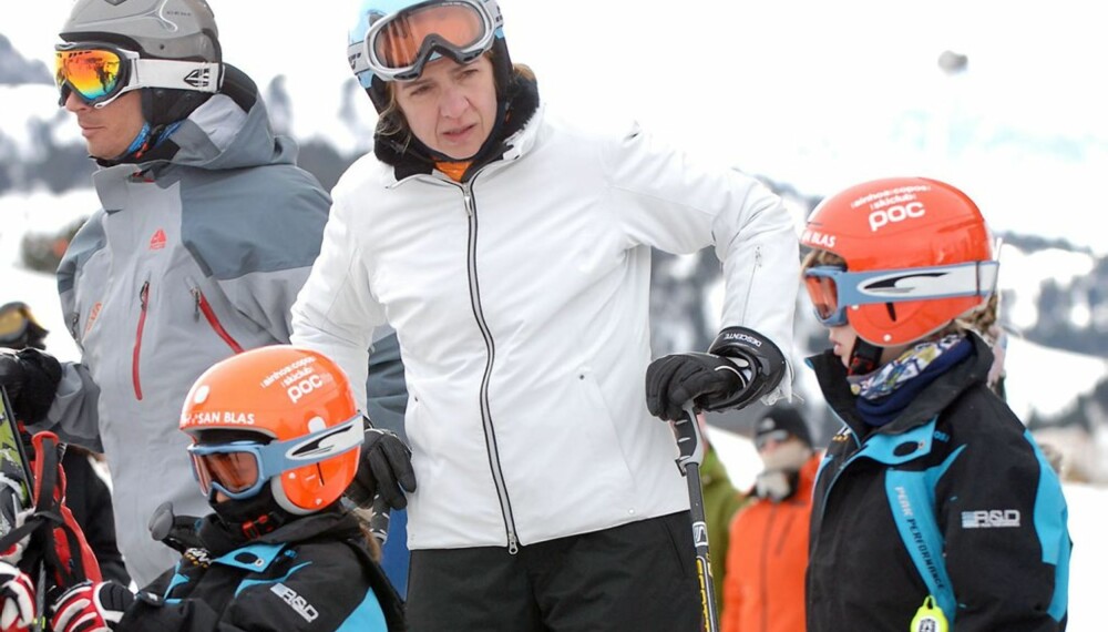 Prinsesse Elena med barn i skibakken Prinsesse Elena med barn i skibakken
