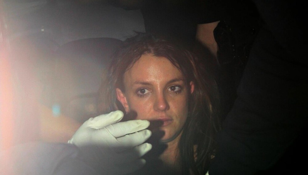 Britney Spears kjøres til sykehus i ambulanse Britney Spears kjøres til sykehus i ambulanse