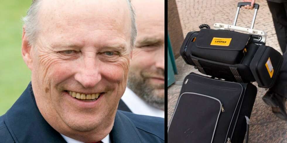 KLAMPEN I BÅNN: KOng Harald trappet ikke ned på arbeidsmengden undet statsbesøket, og ble dermed fulgt av en mann med hjertestarter KLAMPEN I BÅNN: KOng Harald trappet ikke ned på arbeidsmengden undet statsbesøket, og ble dermed fulgt av en mann med hjertestarter